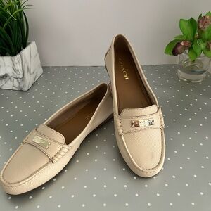 Coach woman flats loafers. Color: beige. Size: 10B